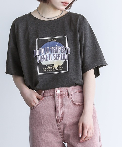 n'OrLABEL(ノアールレーベル)の「『ツアープリントリサイクルTシャツ』(Tシャツ/カットソー・レディース・チャコールグレー/ダークグリーン/ベージュ・FREE)」の2枚目の写真