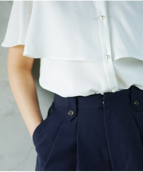 WHITE JOOLA（ホワイトジョーラ）の「【手洗いできる♪】ケープ風デザイン・半袖フレアースリーブ・ジョーゼットブラウス（シャツ/ブラウス・レディース・ネイビー/オフホワイト/サックスブルー・S/M/L）」の7枚目の写真