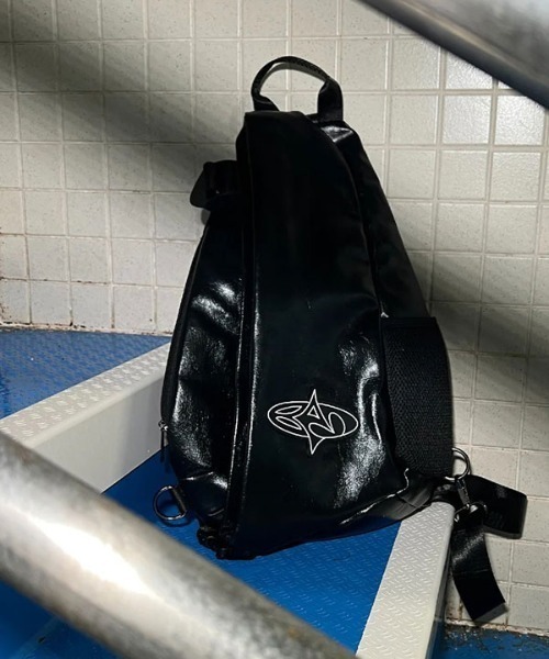 Basic Pleasure Mode（ベーシックプレジャーモード）の「【Basic Pleasure Mode/ ベーシックプレジャーモード 】PU ONE SHOULDER BAG/ フェイクレザー ワンショルダーバッグ ボディバッグ リュック（ショルダーバッグ・メンズ・ブラック・ONE SIZE）」の4枚目の写真