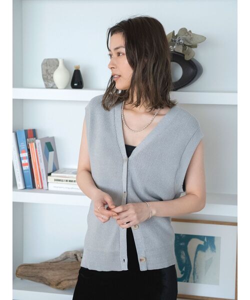 Ungrid(アングリッド)の「深Vニットルーズベスト(ベスト・レディース・チャコールグレー/ピンク/シルバー・FREE)」の11枚目の写真