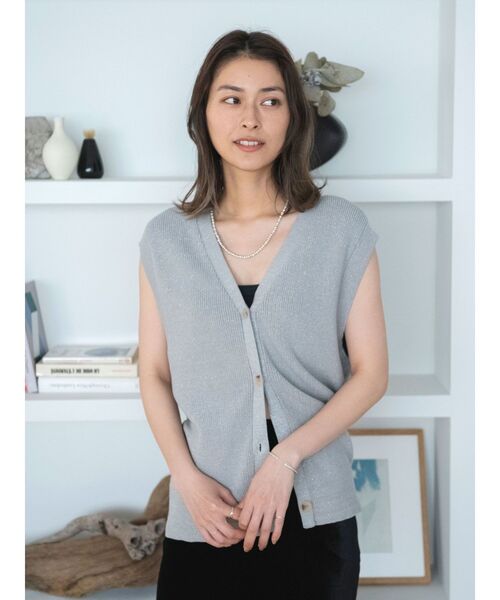 Ungrid(アングリッド)の「深Vニットルーズベスト(ベスト・レディース・チャコールグレー/ピンク/シルバー・FREE)」の12枚目の写真