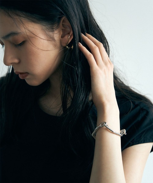 marjour（マージュール）の「WAVINESS BANGLE（バングル/リストバンド・レディース・シルバー/ゴールド・ﾌﾘ-）」の2枚目の写真