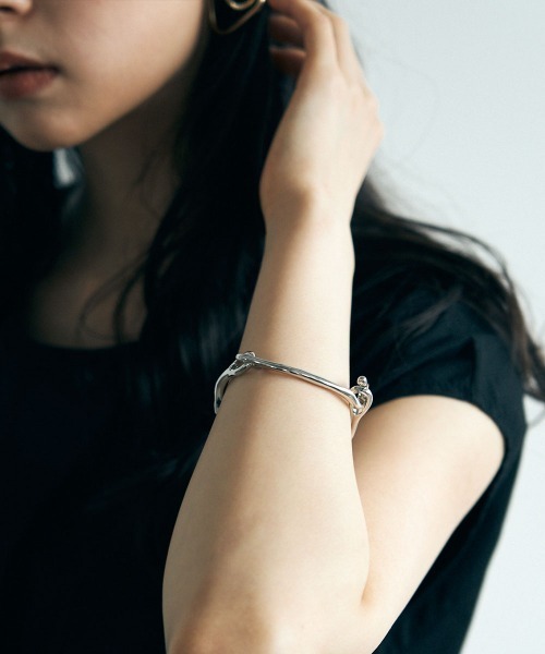 marjour（マージュール）の「WAVINESS BANGLE（バングル/リストバンド・レディース・シルバー/ゴールド・ﾌﾘ-）」の18枚目の写真