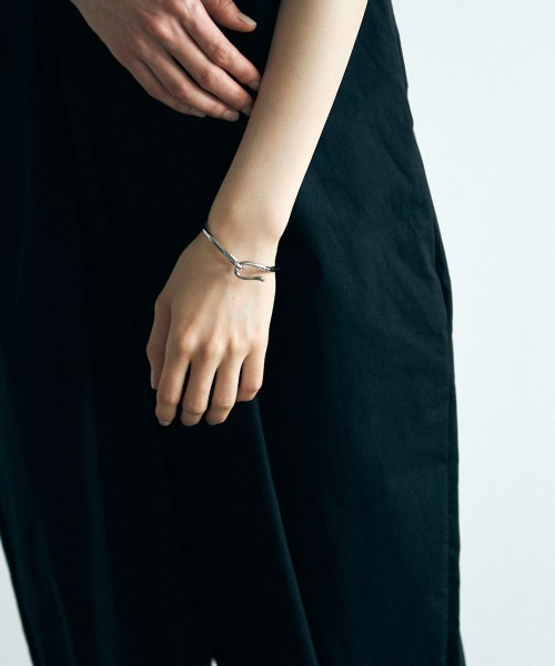marjour（マージュール）の「WAVINESS BANGLE（バングル/リストバンド・レディース・シルバー/ゴールド・ﾌﾘ-）」の13枚目の写真