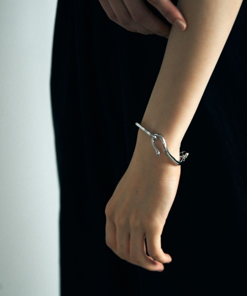 marjour（マージュール）の「WAVINESS BANGLE（バングル/リストバンド・レディース・シルバー/ゴールド・ﾌﾘ-）」の5枚目の写真