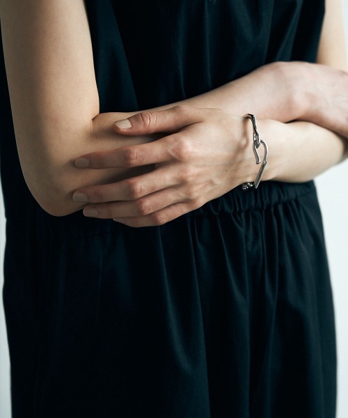 marjour（マージュール）の「WAVINESS BANGLE（バングル/リストバンド・レディース・シルバー/ゴールド・ﾌﾘ-）」の3枚目の写真