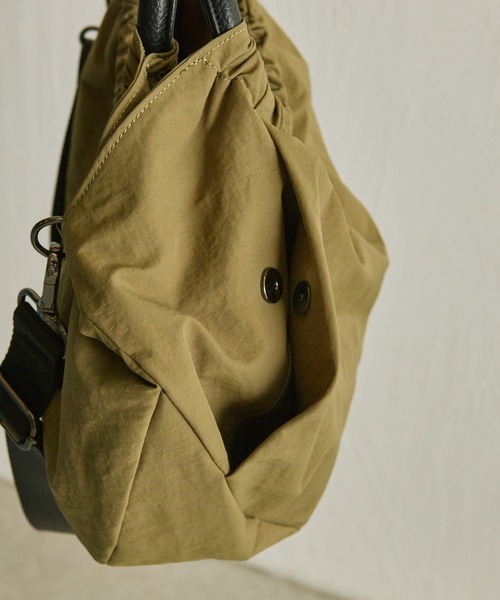 ear PAPILLONNER（イアパピヨネ）の「《撥水/リバイバル》ハーフサークルバッグM（ショルダーバッグ・レディース・アイボリー/イエロー/グレー/ダークグリーン/ブラック/カーキ・FREE）」の9枚目の写真