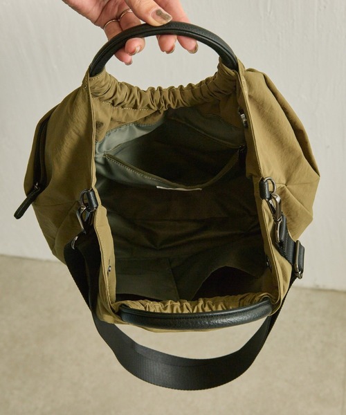 ear PAPILLONNER（イアパピヨネ）の「《撥水/リバイバル》ハーフサークルバッグM（ショルダーバッグ・レディース・アイボリー/イエロー/グレー/ダークグリーン/ブラック/カーキ・FREE）」の11枚目の写真