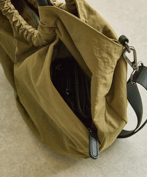 ear PAPILLONNER（イアパピヨネ）の「《撥水/リバイバル》ハーフサークルバッグM（ショルダーバッグ・レディース・アイボリー/イエロー/グレー/ダークグリーン/ブラック/カーキ・FREE）」の8枚目の写真