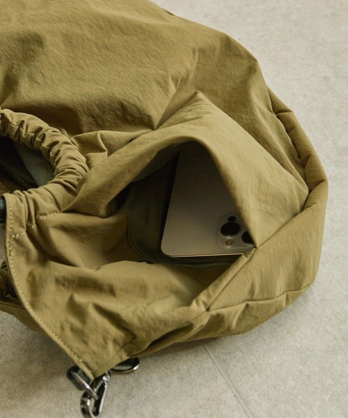 ear PAPILLONNER（イアパピヨネ）の「《撥水/リバイバル》ハーフサークルバッグM（ショルダーバッグ・レディース・アイボリー/イエロー/グレー/ダークグリーン/ブラック/カーキ・FREE）」の10枚目の写真