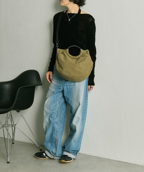 ear PAPILLONNER（イアパピヨネ）の「《撥水/リバイバル》ハーフサークルバッグM（ショルダーバッグ・レディース・アイボリー/イエロー/グレー/ダークグリーン/ブラック/カーキ・FREE）」の14枚目の写真