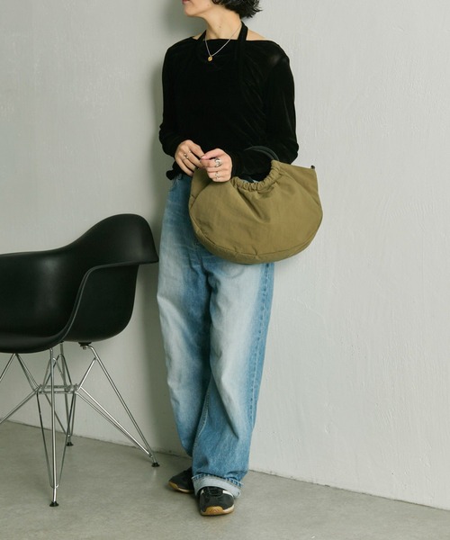 ear PAPILLONNER（イアパピヨネ）の「《撥水/リバイバル》ハーフサークルバッグM（ショルダーバッグ・レディース・アイボリー/イエロー/グレー/ダークグリーン/ブラック/カーキ・FREE）」の19枚目の写真