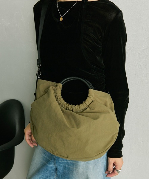 ear PAPILLONNER（イアパピヨネ）の「《撥水/リバイバル》ハーフサークルバッグM（ショルダーバッグ・レディース・アイボリー/イエロー/グレー/ダークグリーン/ブラック/カーキ・FREE）」の15枚目の写真