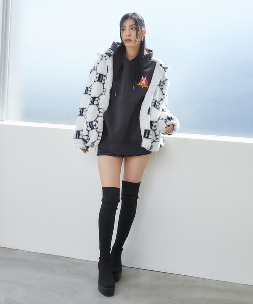 ENVYM（アンビー）の「モノグラムファーブルゾン（ブルゾン・レディース・ホワイト/ブラック・FREE）」の5枚目の写真