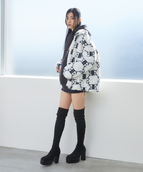 ENVYM（アンビー）の「モノグラムファーブルゾン（ブルゾン・レディース・ホワイト/ブラック・FREE）」の6枚目の写真