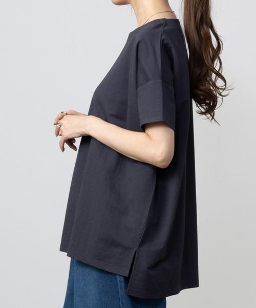 NAVY(ネイビー)の「NAVY サラリ冷感 制菌加工 オーバーサイズ裾スリットTシャツ(Tシャツ/カットソー・レディース・オリーブ/ブラック/チャコールグレー/オフホワイト・M/L)」の7枚目の写真