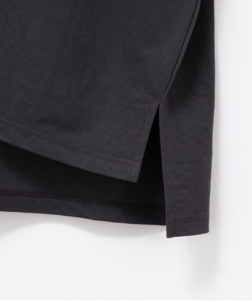 NAVY(ネイビー)の「NAVY サラリ冷感 制菌加工 オーバーサイズ裾スリットTシャツ(Tシャツ/カットソー・レディース・オリーブ/ブラック/チャコールグレー/オフホワイト・M/L)」の12枚目の写真