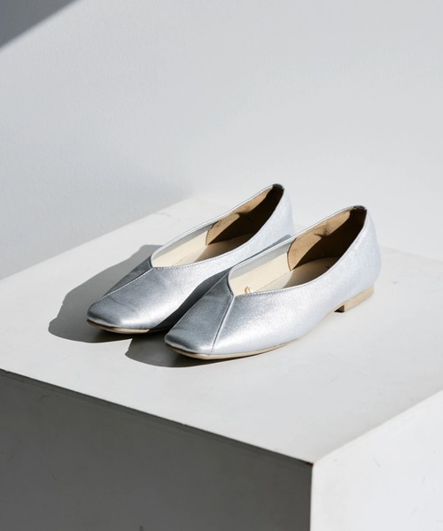 AMERICAN HOLIC（アメリカンホリック）の「【整履き】切り替えスクエアフラットパンプス（パンプス・レディース・シルバー/ブラック/アイボリー・S/M/L）」の3枚目の写真