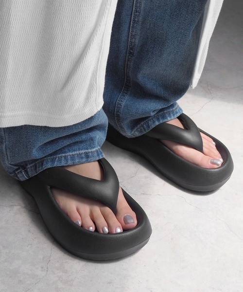 minia（ミニア）の「EVAトングサンダル（サンダル・レディース・アイボリー/ブラック・23.0cm/23.5cm/24.5cm/25.0cm）」の2枚目の写真