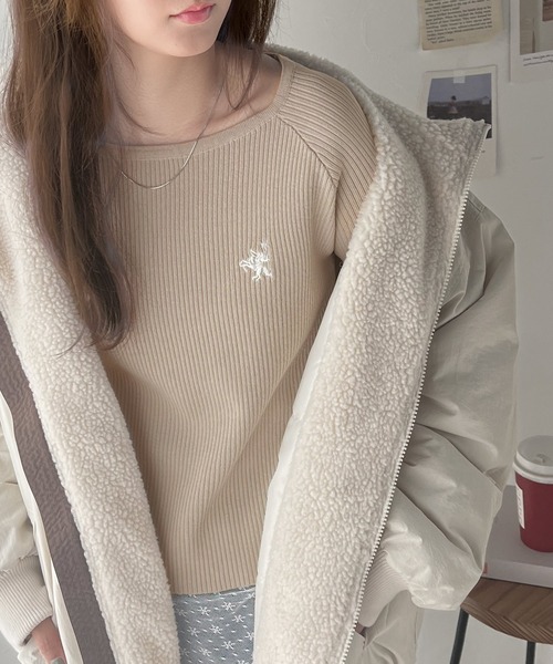 classicalelf(クラシカルエルフ)の「大人のベーシックニット。ワンポイント胸刺繍ボートネック長袖リブニット(ニット/セーター・レディース・アイボリー/グレイッシュベージュ/レッド/ブラック/ブルー・X-LARGE/SMALL/MEDIUM/LARGE)」の4枚目の写真