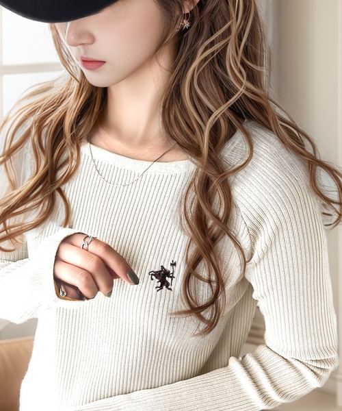 セール】大人のベーシックニット。ワンポイント胸刺繍ボートネック長袖