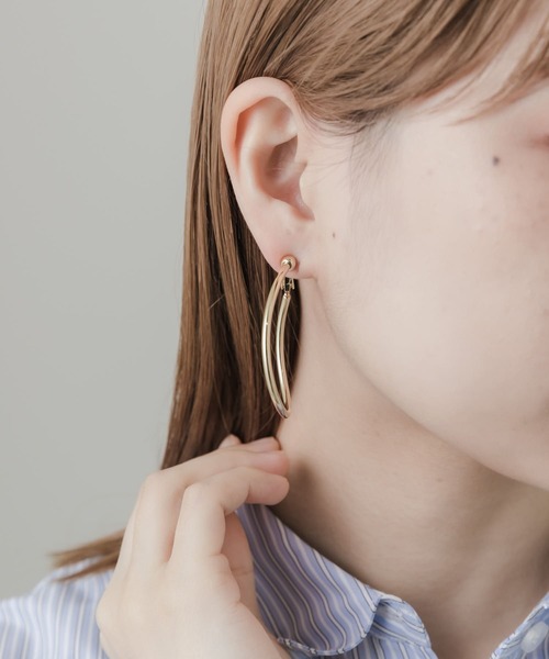 SMELLY（スメリー）の「オーバルフープイヤリング（イヤリング・レディース・ゴールド・-）」の2枚目の写真