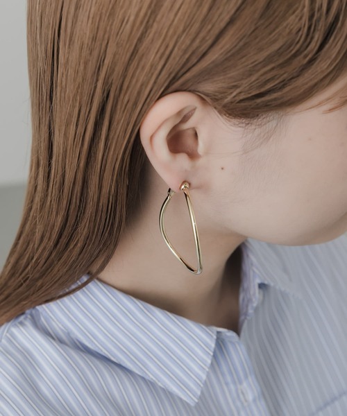 SMELLY（スメリー）の「オーバルフープイヤリング（イヤリング・レディース・ゴールド・-）」の4枚目の写真