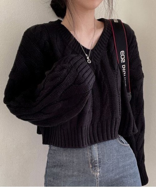 gossip！ロサンゼルス（ゴシップロサンゼルス）の「ほっこり&暖か。クロップド丈ケーブル編み ニット プルオーバー/セーター（ニット/セーター・レディース・ブラック/オフホワイト/ブルーグレー・FREE）」の4枚目の写真