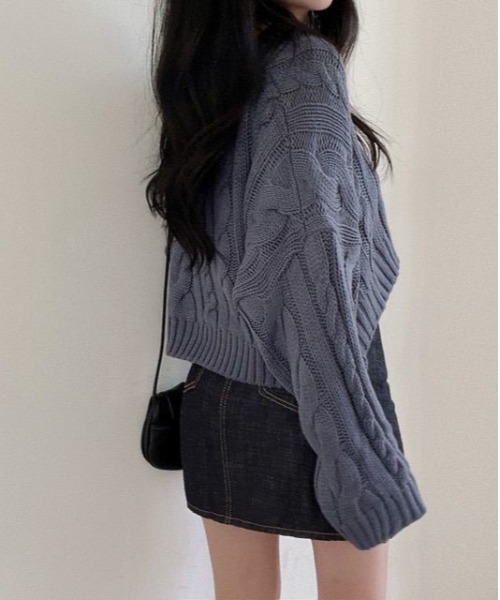 gossip！ロサンゼルス（ゴシップロサンゼルス）の「ほっこり&暖か。クロップド丈ケーブル編み ニット プルオーバー/セーター（ニット/セーター・レディース・ブラック/オフホワイト/ブルーグレー・FREE）」の5枚目の写真