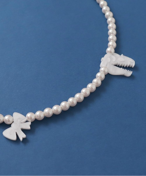 I am I in fact...（アイアムアイインファクト）の「RIBBON DINO パールネックレス（ネックレス・レディース・ホワイト・FREE）」の2枚目の写真