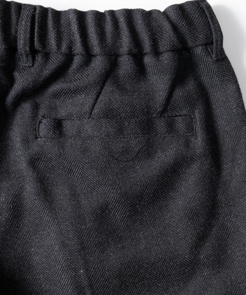 NYLAUS(ナイラス)の「ヘリンボン ポリツイード タック バギーイージーパンツ(スラックス・メンズ・チャコール/ネイビー/ブラウン/ブラック・M/L/XL/S)」の9枚目の写真