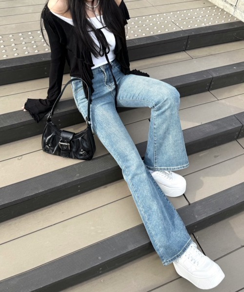 MYMOOD.(マイムード)の「華奢見えフレアデニムパンツ(デニムパンツ・レディース・ブルー/ライトブルー・M/L)」の2枚目の写真