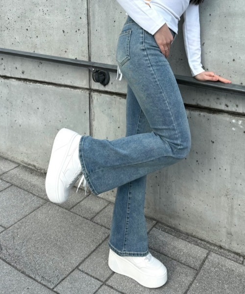 MYMOOD.(マイムード)の「華奢見えフレアデニムパンツ(デニムパンツ・レディース・ブルー/ライトブルー・M/L)」の6枚目の写真