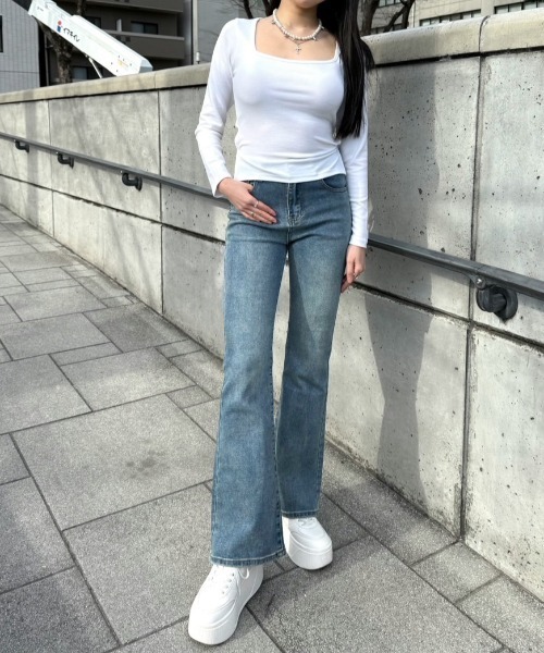 MYMOOD.(マイムード)の「華奢見えフレアデニムパンツ(デニムパンツ・レディース・ブルー/ライトブルー・M/L)」の8枚目の写真