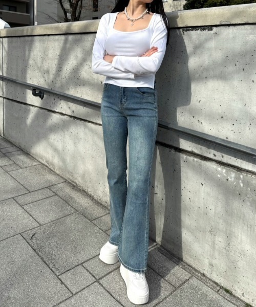 MYMOOD.(マイムード)の「華奢見えフレアデニムパンツ(デニムパンツ・レディース・ブルー/ライトブルー・M/L)」の9枚目の写真
