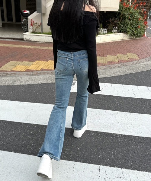 MYMOOD.(マイムード)の「華奢見えフレアデニムパンツ(デニムパンツ・レディース・ブルー/ライトブルー・M/L)」の12枚目の写真