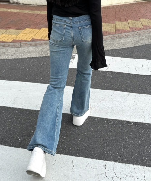 MYMOOD.(マイムード)の「華奢見えフレアデニムパンツ(デニムパンツ・レディース・ブルー/ライトブルー・M/L)」の13枚目の写真
