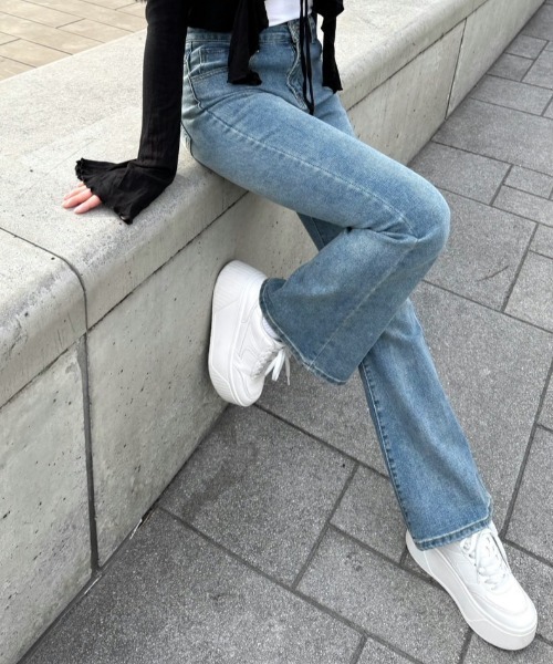 MYMOOD.(マイムード)の「華奢見えフレアデニムパンツ(デニムパンツ・レディース・ブルー/ライトブルー・M/L)」の21枚目の写真