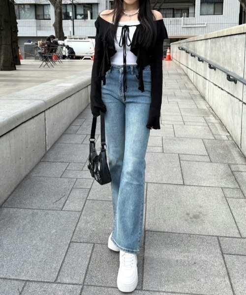 MYMOOD.(マイムード)の「華奢見えフレアデニムパンツ(デニムパンツ・レディース・ブルー/ライトブルー・M/L)」の17枚目の写真