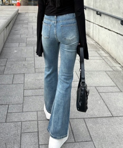 MYMOOD.(マイムード)の「華奢見えフレアデニムパンツ(デニムパンツ・レディース・ブルー/ライトブルー・M/L)」の16枚目の写真