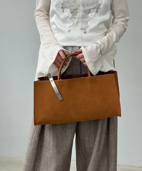 chuclla(チュクラ)の「スエードライク スクエアトート cha25s003(ハンドバッグ・レディース・ブラック/ブラウン/キャメル・FREE)」の5枚目の写真