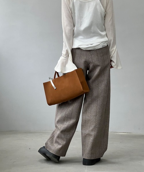 chuclla(チュクラ)の「スエードライク スクエアトート cha25s003(ハンドバッグ・レディース・ブラック/ブラウン/キャメル・FREE)」の6枚目の写真