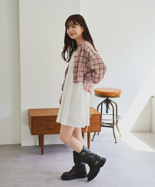 Kastane（カスタネ）の「カットアウトチェッククロップドシャツ（シャツ/ブラウス・レディース・ピンク/ブルー・FREE）」の4枚目の写真