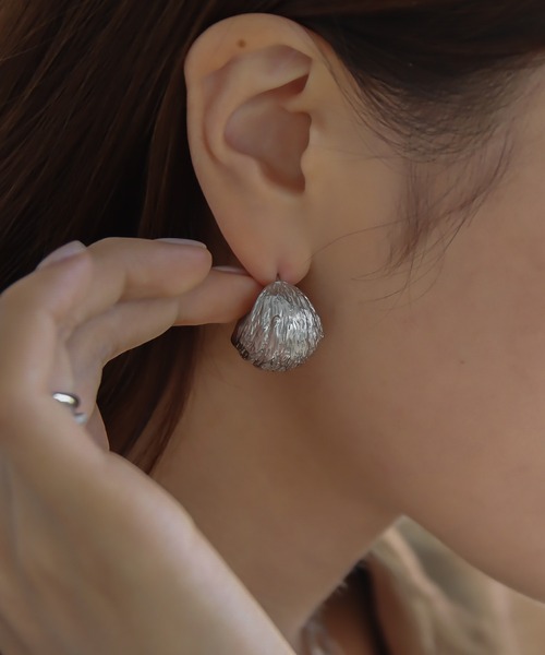 abaskdesign(アバスクデザイン)の「金属アレルギー対応 ウェーブラインピアス(ピアス(両耳用)・レディース・シルバー/ゴールド・FREE)」の1枚目の写真