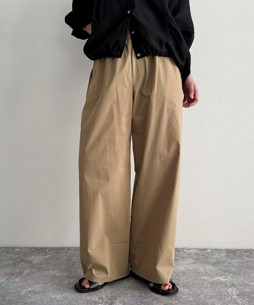 fredy emue（フレディエミュ）の「コットンナイロンストレッチセミワイドパンツ（その他パンツ・レディース・ブラック/カーキ/ベージュ/ピンク・36/38）」の2枚目の写真
