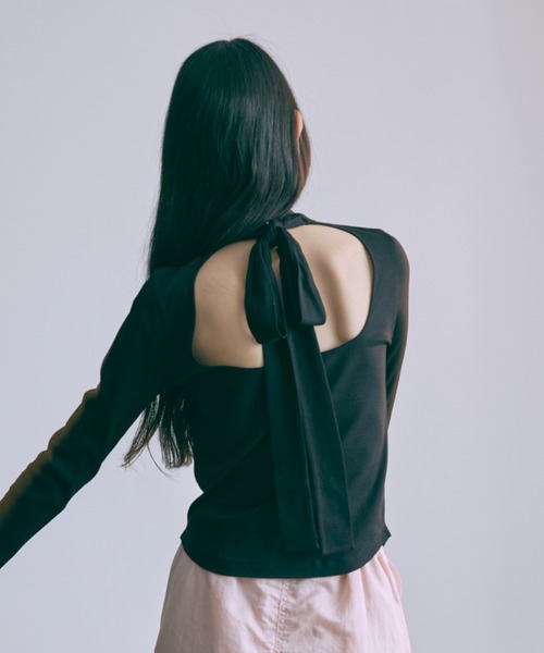 EN NEUME(エンノイム)の「Back Open Ribbon Tops(Tシャツ/カットソー・レディース・ブルー/アイボリー/ブラック・FREE)」の2枚目の写真