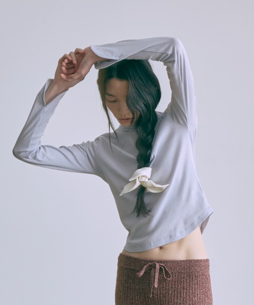 EN NEUME(エンノイム)の「Back Open Ribbon Tops(Tシャツ/カットソー・レディース・ブルー/アイボリー/ブラック・FREE)」の6枚目の写真