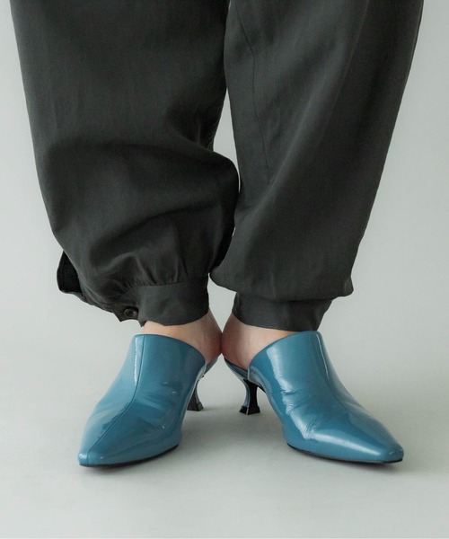 LE VERNIS(ル・ベルニ)の「LE VERNIS(ル・ベルニ)Cover mule(パンプス・レディース・ブルー/ベージュ・24/23.5/24.5)」の2枚目の写真