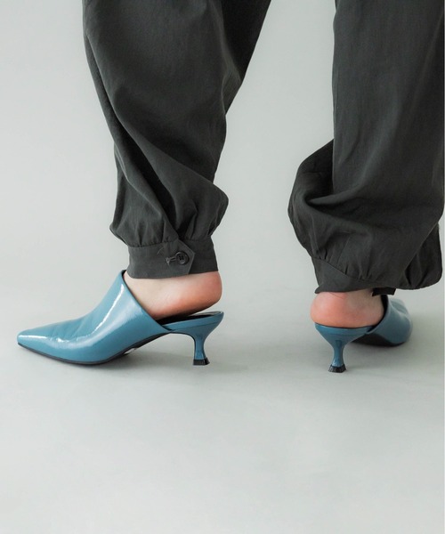 LE VERNIS(ル・ベルニ)の「LE VERNIS(ル・ベルニ)Cover mule(パンプス・レディース・ブルー/ベージュ・24/23.5/24.5)」の4枚目の写真