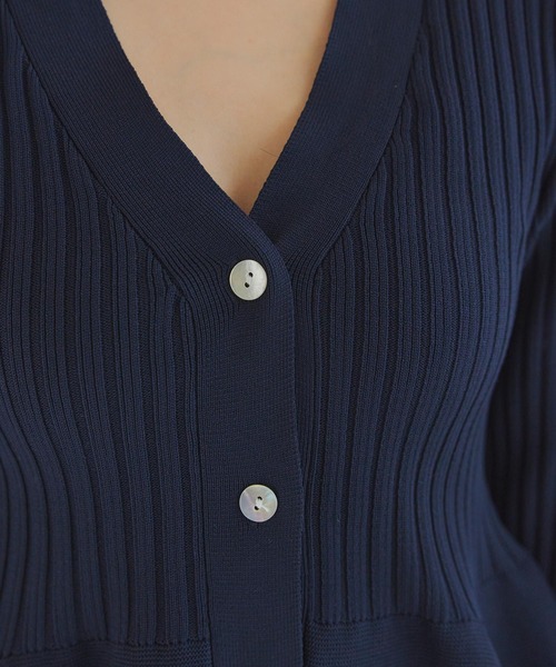 KOBE LETTUCE（コウベレタス）の「Vネックペプラムリブカーディガン（カーディガン/ボレロ・レディース・ネイビー/ホワイト/ピンク/ブラック/ブルー/ネイビー系/アイボリー/カーキ/ボルドー/ピンク系/ミント/グレー系・M）」の19枚目の写真